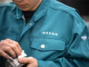 製品を磨いている画像