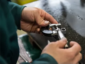 測定器を持っている画像